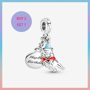 Puede incluir: Un charm de plata con Winnie the Pooh con una camisa roja y un sombrero azul. Un charm redondo con las palabras "Happy Birthday" cuelga junto al charm de Winnie the Pooh. El charm está sujeto a una cadena de plata.