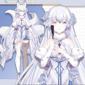 以下が含まれることがあります： 白と青のアクセントと花のディテールが施された白いドレスを着たキャラクターのアニメスタイルのイラスト。キャラクターは長い白髪、キツネの耳、ふわふわの襟をしています。画像は水色の背景です。