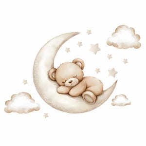Op de afbeelding: Waterverfillustratie van een slapende teddybeer op een maan, omringd door sterren en wolken. De beer is lichtbruin, de maan beige en de sterren en wolken wit. De afbeelding heeft een zachte, dromerige kwaliteit, geschikt voor een kinderkamer.
