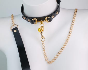 ゴールドベルとロングドラッグチェーン付きブラックレザーチョーカー。調節可能なゴシックパンクデイカラー。女性へのエッジの効いたギフト。