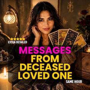 Op de afbeelding: Een persoon houdt vier tarotkaarten vast tegen een donkere achtergrond met een brandende kaars, een lamp en kristallen. De tekst luidt: EXTRA DETAILED, MESSAGES FROM DECEASED LOVED ONE, SAME HOUR. De kaarten tonen figuren, een zon en sterren.