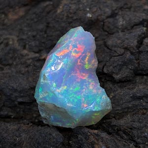 Ópalo natural sin tallar de 6,55 quilates para la elaboración de joyas.