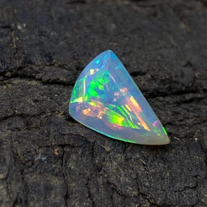 Natürlicher äthiopischer Opal, 2,10 ct, Fantasieschliff, Regenbogen-Feueropal