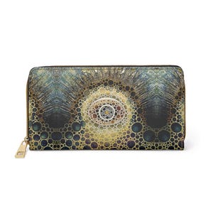 Peut inclure: Un portefeuille zippé avec un motif abstrait détaillé. Le motif présente un motif circulaire central avec des cercles concentriques et un fond de bulles de différentes tailles dans des tons de bleu, d'or et de marron. La fermeture éclair et le curseur sont dorés.