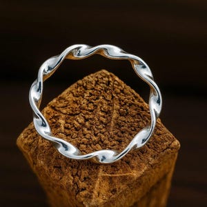スターリングシルバーのウェーブリング、ミニマリストツイストバンド