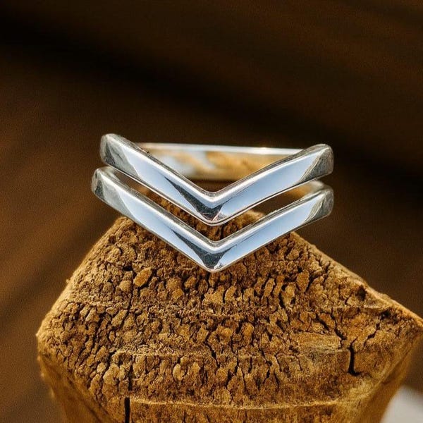 Dubbelbandad silverring med chevronmotiv: Minimalistisk stapelbar V-ring, massiva grova smycken