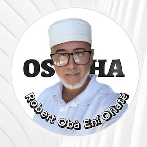 Peut inclure: Graphique circulaire avec un homme portant des lunettes, un chapeau blanc et une chemise blanche. Le texte "OSHA" est au-dessus de la tête de l'homme, et le texte "Robert Obà Ení Oriaté" est dans une bannière incurvée en dessous.