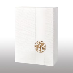 Könnte beinhalten: Eine weiße rechteckige Box mit einem strukturierten Wellenmuster an den Seiten und einem glatten vertikalen Streifen in der Mitte. Ein goldfarbenes Lebensbaum-Emblem ist mittig auf der Vorderseite angebracht und sorgt für einen dekorativen Touch.