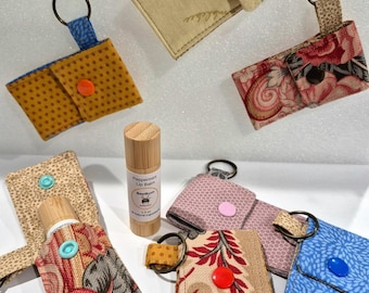 Estuche de tela con llavero para bálsamo labial, cierre a presión, accesorio de viaje, idea de regalo, diseño práctico, hecho a mano, de algodón, rellenable.