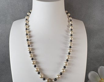 swar004-Swarovski Knotted White Pearl Necklace with Black Accent Beads – Elegant Classic Jewelry