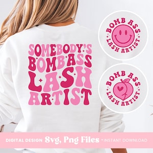 Puede incluir: Sudadera blanca con texto rosa "SOMEBODY'S BOMB ASS LASH ARTIST." Dos diseños circulares con las palabras "BOMB ASS LASH ARTIST" alrededor de una carita sonriente y un melocotón con un corazón. Diseño digital.