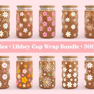 Puede incluir: Diez vasos de vidrio con tapas de madera, cada uno decorado con un diseño floral diferente. Los diseños incluyen margaritas y otras flores en varios colores. Se muestra el texto "Daisies • Libbey Cup Wrap Bundle • 300 Dpi".