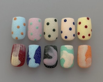 Unghie finte fatte a mano con decorazioni a forma di caramelle zuccherate / Design retrò a pois e marmorizzato / Unghie finte corte, quadrate e testurizzate, dallo stile funky indie.