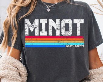 ノースダコタ州マイノットのコンフォートカラーズTシャツ、マイノットシャツ、ノースダコタ州の都市、マイノットの故郷、マイノットのギフト、マイノットの友人へのギフト、マイノットの街のホーム