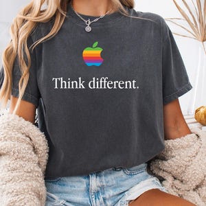 Think Different Tシャツ、Apple Think Different Tシャツ、90年代ポップカルチャーTシャツ、ミニマリスト90年代Tシャツ、ユニセックス、Apple Tシャツ、ヴィンテージ90年代