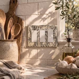 Botanische Dreifach-Kippschalter-Platte aus Beton - Handgefertigte florale Lichtabdeckung, rustikale moderne Wanddekoration, Cottagecore-Heimakzent