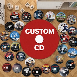 Könnte beinhalten: Ein großer kreisförmiger roter Teppich mit dem weißen Text CUSTOM CD in der Mitte, umgeben von zahlreichen Videospiel- und Musik-Discs, darunter Titel wie God of War, The Last of Us, Minecraft, Grand Theft Auto und verschiedene Musikalben.