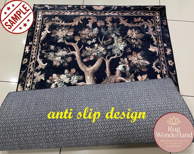 Puede incluir: Una alfombra rectangular con un fondo azul oscuro y un dise&ntilde;o detallado de &aacute;rbol y flores. La alfombra tiene un borde adornado. La parte inferior es gris con un patr&oacute;n geom&eacute;trico, y el texto "anti slip design" es visible.
