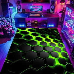 Puede incluir: Una alfombra rectangular con un patr&oacute;n repetitivo de panal hexagonal en negro y verde ne&oacute;n. El dise&ntilde;o crea un efecto visual tridimensional con l&iacute;neas verdes brillantes que bordean cada forma hexagonal oscura.