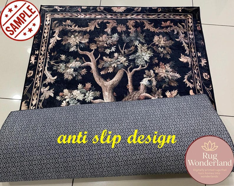 Puede incluir: Una alfombra rectangular con fondo azul marino oscuro, una ilustraci&oacute;n central de un &aacute;rbol en tonos tierra apagados y un borde decorativo. La parte inferior muestra un dise&ntilde;o antideslizante gris texturizado con el texto anti slip design.