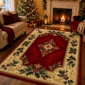 Puede incluir: Una alfombra rectangular que presenta un centro rojo intenso con un diseño central de flor de pascua y volutas. El borde es de color crema con un patrón repetitivo de hojas de acebo verdes, bayas rojas y adornos de color dorado.
