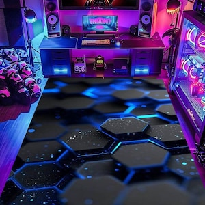 Puede incluir: Una alfombra rectangular con un patr&oacute;n de hex&aacute;gonos de color gris oscuro con bordes azules brillantes y puntos de luz dispersos, creando un efecto de profundidad. La alfombra est&aacute; situada en una habitaci&oacute;n con iluminaci&oacute;n ambiental violeta y azul.