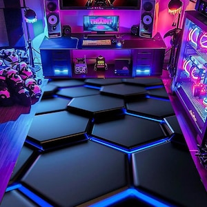Puede incluir: Una alfombra rectangular con un patr&oacute;n de estilo 3D de baldosas hexagonales negras separadas por l&iacute;neas azules brillantes. El dise&ntilde;o crea un efecto de profundidad, imitando una cuadr&iacute;cula futurista que cubre el suelo de una sala.
