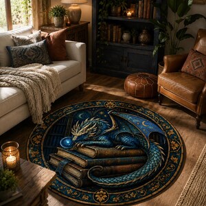 Puede incluir: Alfombra redonda con un drag&oacute;n azul sobre libros. El drag&oacute;n tiene detalles dorados y est&aacute; sobre un fondo azul oscuro con un dise&ntilde;o celestial. La alfombra tiene un borde decorativo, aproximadamente 150 cm de di&aacute;metro.