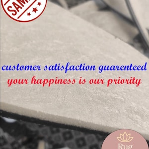 Puede incluir: Primer plano de una alfombra de color claro con la palabra "SAMPLE" en un c&iacute;rculo rojo. Se muestra el texto "customer satisfaction guaranteed, your happiness is our priority". El logotipo de Rug Wonderland est&aacute; en la esquina inferior derecha.