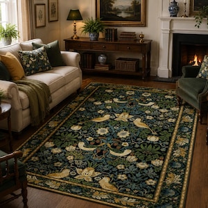 Op de afbeelding: Een rechthoekig vloerkleed met een zwarte achtergrond en een dicht, ingewikkeld patroon van lichtgele vogels, witte bloemen en groen gebladerte. Het kleed heeft een brede, decoratieve rand met een herhalend bloemen- en bladmotief.