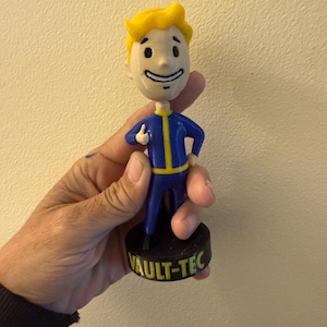 Objet De Collection Fallout 4 Figurine Fallout Vault Boy En Résine - 15 Cm, Tête à Ressort (Bobblehead), Modèle A17 - Collection Jeux Vidéo, Décoration Bureau Objet De Collection Fallout 4 Figurine Fallout Vault Boy En Résine - 15 Cm, Tête à Ressort (Bobblehead), Modèle A17 - Collection Jeux Vidéo, Décoration Bureau