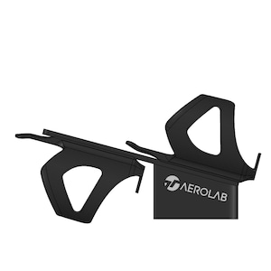 Könnte beinhalten: Schwarzer Fahrrad-Flaschenhalter mit geometrischem Design. Der Halter hat eine dreieckige Öffnung und das Wort AEROLAB ist auf der Seite aufgedruckt. Der Halter ist für die Aufnahme einer Wasserflasche beim Radfahren konzipiert.