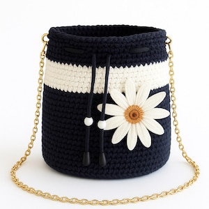 Borsa a secchiello all&#39;uncinetto italiana fatta a mano - La Dolce Vita - Nero e bianco con fiore dorato - Borsa artigianale