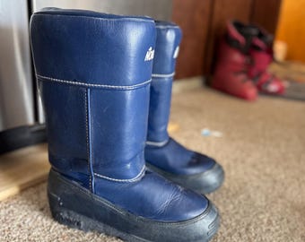 Botas de après-ski Nordica retro, decoración de cabaña de invierno azul vintage, exhibición rústica de cabaña alpina. También conocidas como botas lunares en los años 70.
