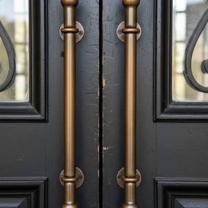 Könnte beinhalten: Eine weiße Keramik-Tasse mit schwarzem Henkel und dem Text "But First, Coffee" in schwarzer, fetter Schrift. Die Tasse steht auf einer weißen Oberfläche.