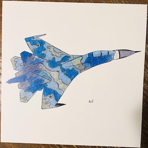 Puede incluir: Ilustración dibujada a mano de un avión de combate en tonos azules, grises y blancos. El avión presenta un patrón de camuflaje en sus alas y fuselaje. El número "68" es visible en la cola. La firma del artista está en la esquina inferior derecha.
