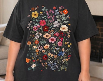 T-shirt met nepgeborduurde bloemen, shirt met botanische textuur, plus size T-shirt met wilde bloemenboeket, Comfort Colors shirt, Cottagecore shirt