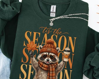 Dit is het seizoen sweatshirt, plus size herfst sweatshirt met wasbeerprint voor haar, comfortabele ronde hals voor herfstliefhebbers, cadeau voor liefhebbers van pompoen-kruidenlatte