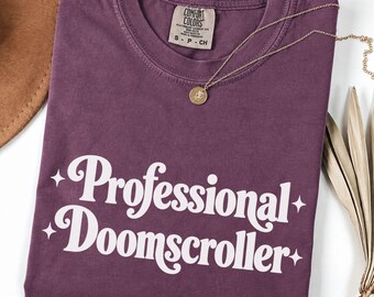 Professioneel Doomscroller T-shirt | Retro T-shirt met scripttekst