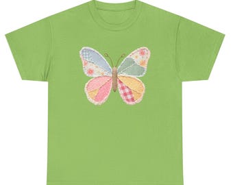 Camiseta de talla grande con estampado de mariposas y patchwork sintético, camiseta de primavera de talla grande, ropa estilo cottagecore, camiseta Gildan 5000, camiseta de patchwork sintético para mujer