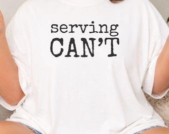 Brutaal T-shirt met millennial-humor, T-shirt met de tekst "Serving Can't", T-shirt met grappige Gen Z-print in grote maten van Comfort Colors, humoristisch cadeau voor vrienden die overwerkt zijn.