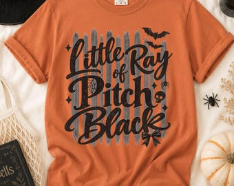 Een klein straaltje pikzwart T-shirt | Gotisch schrift, vleermuisaccent