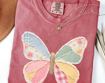 Camiseta con estampado de mariposas y patchwork sintético, camisa patchwork de colores cómodos para mujeres de tallas grandes, regalo de ropa con estética cottagecore, camiseta para amantes de la jardinería