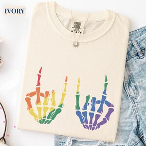 Camiseta de esqueleto arcoíris, camiseta de celebración del orgullo de talla grande, camiseta sin mangas arcoíris, camiseta de manos de esqueleto rock, camiseta de igualdad LGBT para amigos queer.