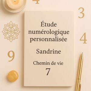 May include: A beige notebook with the text "Étude numérologique personnalisée Sandrine Chemin de vie 7" is surrounded by a gold pen, candle, and other decorative elements. Numerology concept.