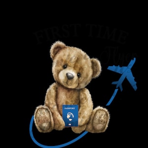 Könnte beinhalten: Ein brauner Teddybär hält einen blauen Reisepass. Eine blaue Flugzeuggrafik und die Worte "FIRST TIME Flyer" befinden sich auf schwarzem Hintergrund. Das Bild deutet auf Reisen hin.