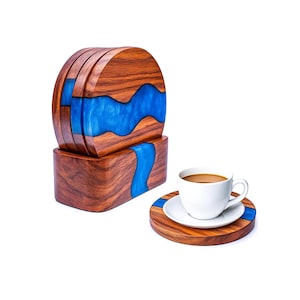 Zestaw 4 podstawek z żywicy epoksydowej z drewna orzechowego z uchwytem na stolik kawowy