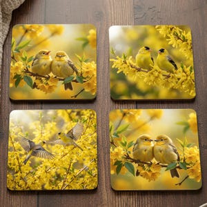Puede incluir: Juego de cuatro posavasos cuadrados con imágenes de pájaros amarillos posados en ramas florecidas. Los posavasos tienen una paleta de colores cálidos con tonos amarillos, verdes y marrones, perfectos para la decoración del hogar.