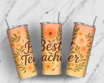 Op de afbeelding: Drie geïsoleerde bekers met bloemmotieven en de tekst "Best Teacher" in een decoratief lettertype. De bekers hebben een verlopende perzik- en gele achtergrond met oranje en witte bloemen en groene bladeren.