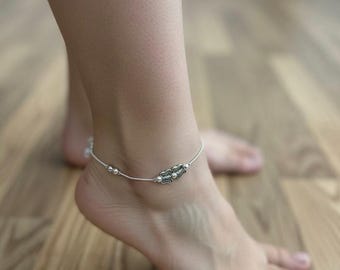 Elegant silverfärgad fjärilsfotlänk | Minimalistiskt pärlfärgat fotledsarmband